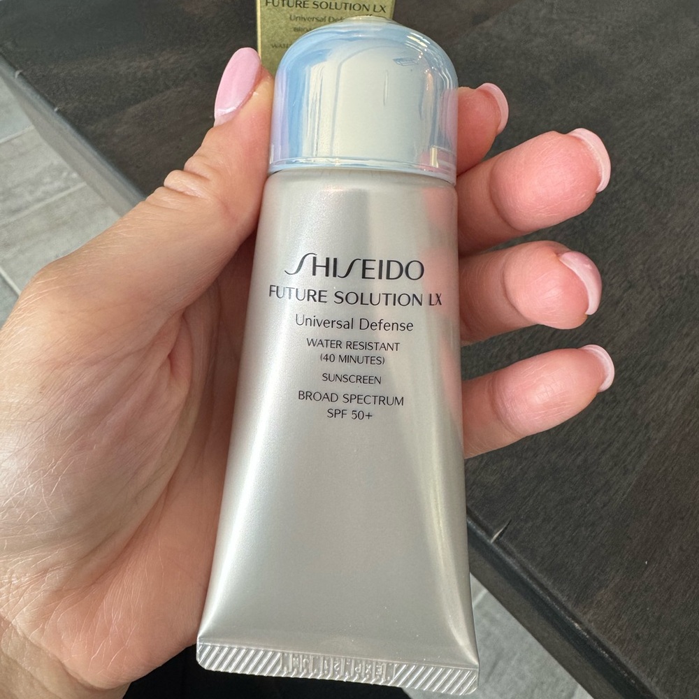 NWOT Shiseido Future Solution LX Universal Defense SPF 50+ in Gold - Picture 2 of 3